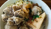 Bakso asli Wonogiri yang membuka cabangnya di solo ini sudah dikenal sejak 1980an. Warung di Jalan Honggowongso No.97, Sriwedari, Laweyan ini seringkali ramai pengunjung saat makan siang maupun makan malam. Harga baksonya mulai dari Rp 20.000an dengan berbagai pelengkap. Foto: Google Review