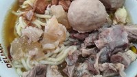 Usaha bakso ini sudah eksis sejak 1987. Warung Bakso Urat Lor Patung Kuda dapat disambangi di Jalan Dr. Setiabudi No.91, Gilingan, Surakarta. Modal Rp 19.000an, sudah bisa makan bakso enak di sini. Foto: Google Review