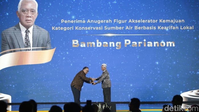 Bambang Parianom menerima penghargaan detikJatimawards 2025