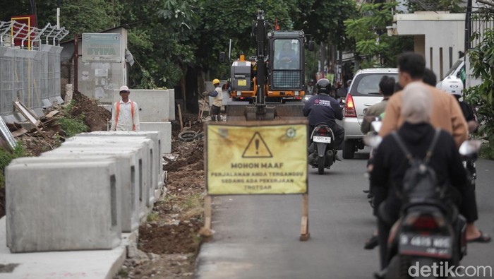 Area sekitar jalur pipa gas Pamulang mulai disterilkan untuk dibangun trotoar. Bangunan semipermanen yang disterilkan berdiri di atas objek vital nasional.