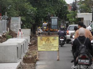 Bangunan di Atas Jalur Pipa Gas Pamulang Dibongkar, Trotoar Baru Mulai Dibangun