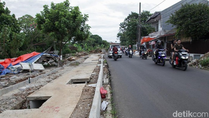 Area sekitar jalur pipa gas Pamulang mulai disterilkan untuk dibangun trotoar. Bangunan semipermanen yang disterilkan berdiri di atas objek vital nasional.