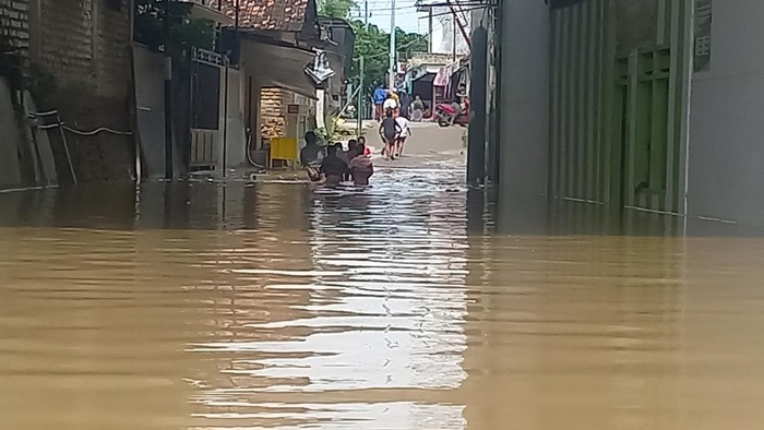 Hujan deras membuat sungai di Sampang meluapdan membanjiri rumah warga