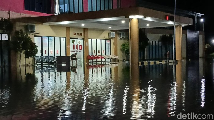Banjir rob merendam RS Bhayangkara Hoegeng Iman Santoso di Kabupaten Mamuju.