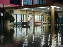 Banjir Rob Rendam RS Bhayangkara Mamuju, Pasien di IGD Dievakuasi