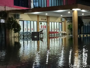 Banjir Rob Rendam RS Bhayangkara Mamuju, Pasien di IGD Dievakuasi