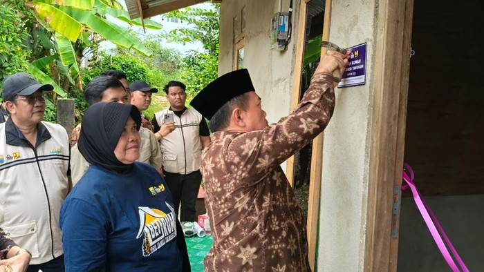 Simbolis bantuan bedah rumah di Merangin disalurkan oleh Gubernur Jambi