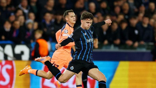 Soccer Football - UEFA Champions League - Club Brugge v FC Barcelona - Jan Breydel Stadium, Bruges, Belgium - November 5, 2025 Club Brugges Kyriani Sabbe in action with FC Barcelonas Marc Casado REUTERS/Yves Herman