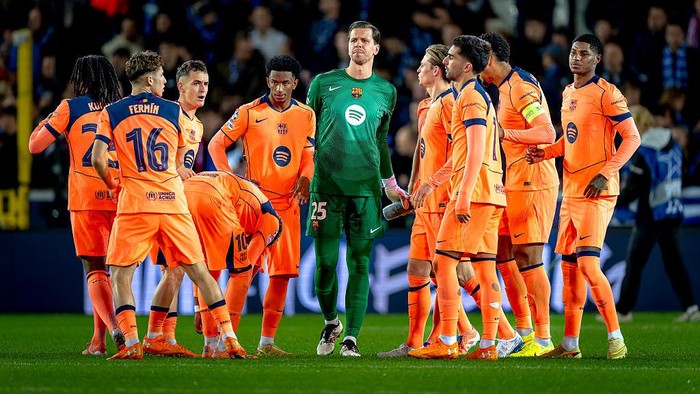 FC Barcelona goalkeeper Wojciech Szczesny plays during the match between Club Brugge and FC Barcelona at the Jan Breydelstadion for the Champions League - League phase - Matchday 4 of the 2025-2026 season in Bruges, Belgium, on November 5, 2025. (Photo by Marcel van Dorst/EYE4images/NurPhoto via Getty Images)