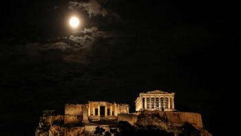 Supermoon “Beaver Moon” terlihat di atas kompleks Acropolis, Athena, Yunani, Rabu (5/11/2025). Fenomena bulan purnama terbesar tahun 2025 tersebut menjadi daya tarik warga dan wisatawan di sejumlah negara. REUTERS/Louisa Gouliamaki