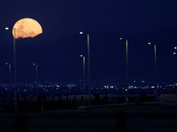 Penampakan Supermoon Terbesar Tahun Ini Hiasi Langit Dunia