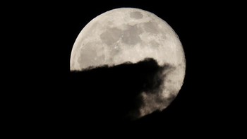 Supermoon “Beaver Moon” tampak di langit Kota Meksiko, Meksiko, Rabu (5/11/2025). Fenomena ini terjadi ketika bulan berada di titik orbit terdekat dengan Bumi, sehingga terlihat lebih besar dan terang. REUTERS/Henry Romero