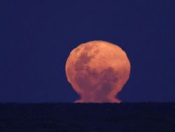 Penampakan Supermoon Terbesar Tahun Ini Hiasi Langit Dunia