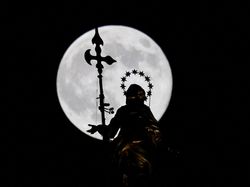 Penampakan Supermoon Terbesar Tahun Ini Hiasi Langit Dunia