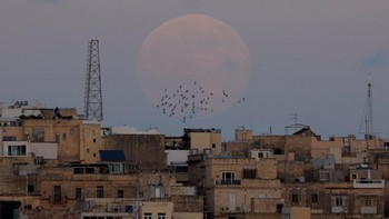 Supermoon “Beaver Moon” terbit di atas Kota Senglea, Grand Harbour, Malta, dilihat dari Marsa, Rabu (5/11/2025). Fenomena ini merupakan supermoon terbesar tahun 2025. REUTERS/Darrin Zammit Lupi