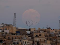 Penampakan Supermoon Terbesar Tahun Ini Hiasi Langit Dunia