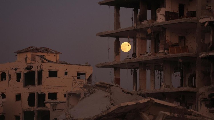 The Beaver Moon supermoon rises above destroyed buildings amid a ceasefire between Israel and Hamas, in Gaza City, November 5, 2025. REUTERS/Dawoud Abu Alkas