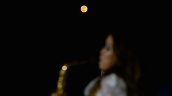 Seorang musisi memainkan saksofon di bawah supermoon “Beaver Moon” saat Qatar Boat Show 2025 di Old Doha Port, Qatar, Rabu (5/11/2025). Fenomena langit malam menjadi latar pertunjukan musik di pelabuhan Doha. REUTERS/Ibraheem Abu Mustafa