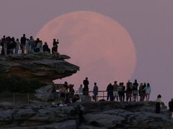 Penampakan Supermoon Terbesar Tahun Ini Hiasi Langit Dunia