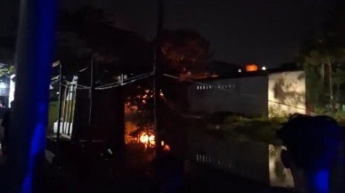 Bentrok mengakibatkan rumah warga terbakar akibat bom molotov di di Kecamatan Tallo, Makassar.