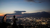 Wisatawan datang untuk berfoto, bersantai, dan melihat perubahan warna langit saat matahari tenggelam. REUTERS/Jose Cabezas
