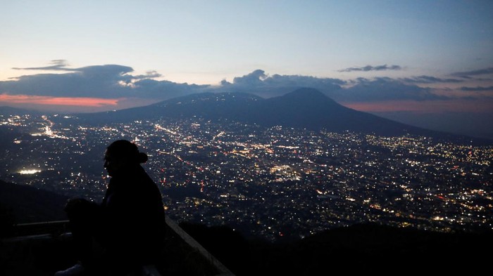 Tourists watch the sunset from the San Antonio Amatepec farm lookout point in Soyapango, El Salvador, November 5, 2025. REUTERS/Jose Cabezas