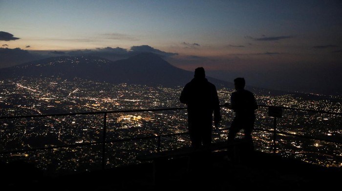 Tourists watch the sunset from the San Antonio Amatepec farm lookout point in Soyapango, El Salvador, November 5, 2025. REUTERS/Jose Cabezas