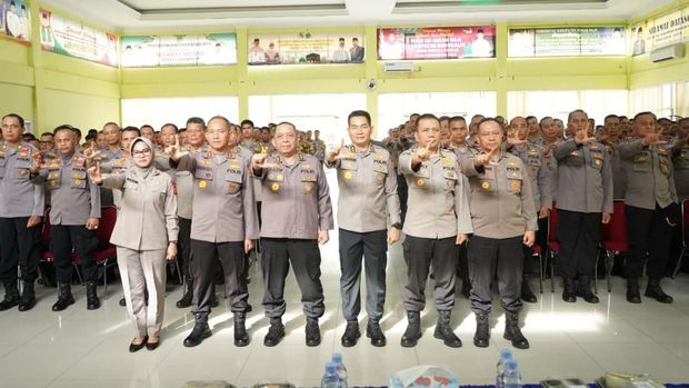 Bhabinkamtibmas Polda Riau dilatih penolongan pertama dalam kondisi darurat. Bhabinkamtibmas Polda Riau dilatih penolongan pertama dalam kondisi darurat, Rabu (5/11/2205).