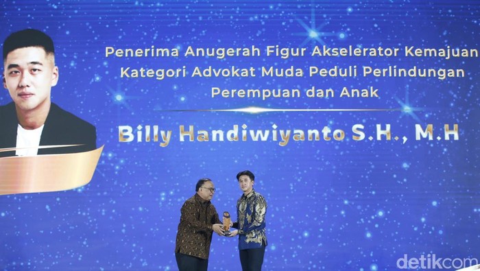 Billy Handiwiyanto menerima penghargaan detikJatimawards 2025