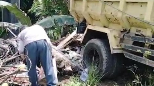 Tangkapan layar sebuah truk kedapatan membuang sampah di jalur Denpasar-Gilimanuk lama tepatnya di bawah shortcut Desa Megati. /Istimewa