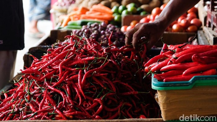 Pedagang menata cabai merah di Pasar Kramat Jati, Jakarta, Kamis (6/11/2025). BPS mencatat inflasi yoy hingga Oktober 2025 sebesar 2,86% yang dipicu harga emas hingga cabai.