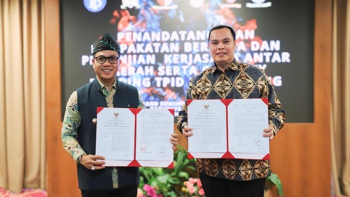 Bupati Bandung, Dadang Supriatna dan Wali Kota Serang, Budi Rustandi saat menandatangi kesepakatan bersama (MoU), di Hotel Sunshine, Soreang, Kabupaten Bandung, Kamis (6/11/2025).