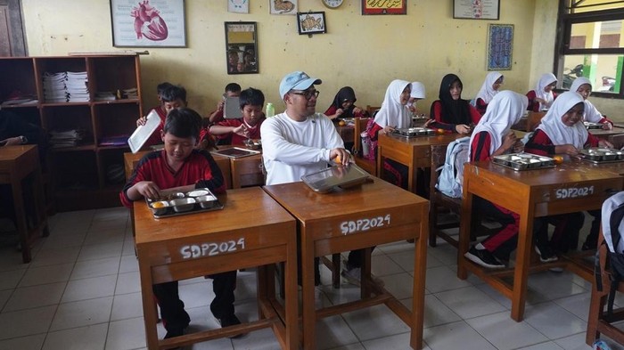 Bupati Batang, M Faiz Kurniawan, meninjau pelaksanaan MBG di SDN 1 Pandansari, Kecamatan Warungasem, Kamis (6/11/2025).