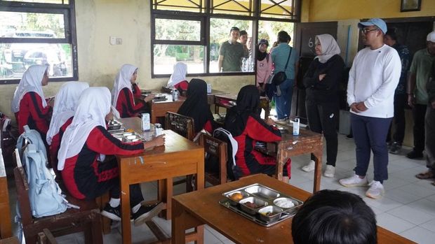 Bupati Batang, M Faiz Kurniawan, meninjau pelaksanaan MBG di SDN 1 Pandansari, Kecamatan Warungasem, Kamis (6/11/2025). Bupati Batang, M Faiz Kurniawan, meninjau pelaksanaan MBG di SDN 1 Pandansari, Kecamatan Warungasem, Kamis (6/11/2025).