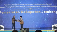 Pemerintah Kabupaten (Pemkab) Jombang di bawah kepemimpinan Bupati Warsubi menerima Anugerah Program Inovasi Pembangunan Terpuji Kategori Peningkatan Tata Kelola Keuangan Melalui Program Kolaboratif detikJatim Awards 2025.