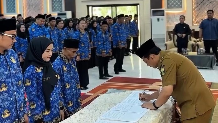 Bupati Muaro Jambi Bambang Bayu Suseno (BBS) saat mengukuhkan status PPPK Paruh Waktu