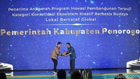 Pemerintah Kabupaten Ponorogo di bawah kepemimpinan Bupati Sugiri Sancoko berhasil meraih detikJatim Awards 2025 untuk Anugerah Program Inovasi Pembangunan Terpuji kategori Konsolidasi Ekosistem Kreatif Berbasis Budaya Lokal Bertaraf Global.