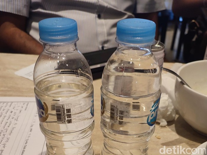 Botol kemasan berisi cairan pemutih. (Ahmad Firizqi Irwan/detikBali).