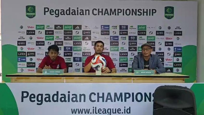 Pelatih Kepala Sumsel United Nilmaizar dan pemain Bayu Gatra saat ses konferensi pers jelang laga melawan Garudayaksa FC.