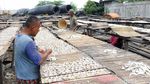 Cuaca Buruk Hambat Pengeringan Ikan Asin di Cilincing, Produksi Anjlok