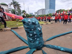 Massa Buruh Bawa Boneka Gurita-Tari Jaipong di DPR, Tuntut Kenaikan Upah