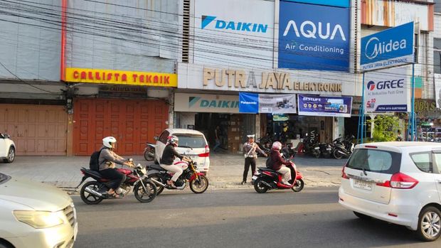 Direktorat Lalu Lintas Polda Riau dan Samapta turun mengatur lalin di Kota Pekanbaru. Direktorat Lalu Lintas Polda Riau dan Samapta turun mengatur lalin di Kota Pekanbaru.