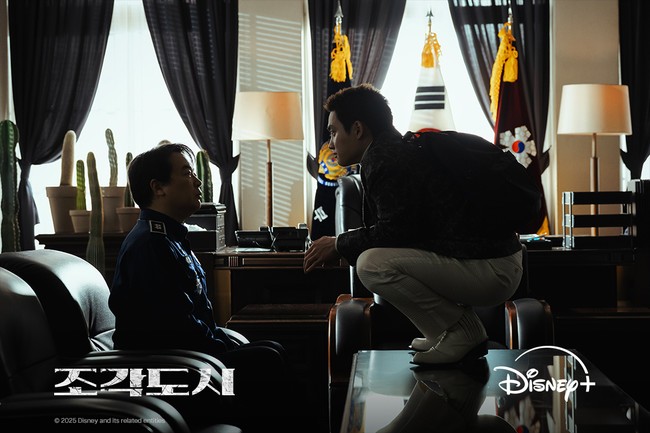 Lewat drama Korea The Manipulated, D.O. EXO juga berkesempatan untuk beradu akting dengan sahabatnya Lee Kwang Soo. Keduanya kerap dipertemukan sebagai bintang variety show, dan kini menjadi partner in crime. Karakter Lee Kwang Soo adalah salah satu klien VIP layanan keamanannya. Foto: dok. Disney+ Hotstar