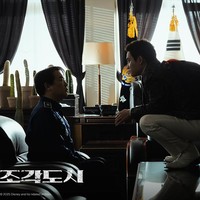 Lewat drama Korea The Manipulated, D.O. EXO juga berkesempatan untuk beradu akting dengan sahabatnya Lee Kwang Soo. Keduanya kerap dipertemukan sebagai bintang variety show, dan kini menjadi partner in crime. Karakter Lee Kwang Soo adalah salah satu klien VIP layanan keamanannya. Foto: dok. Disney+ Hotstar