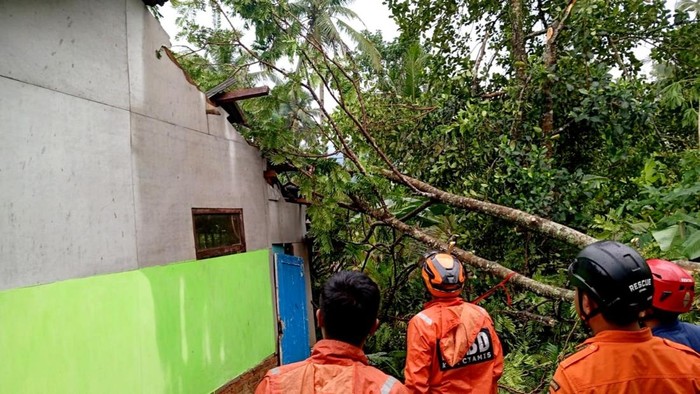 Dok. BPBD Ciamis. Petugas BPBD Ciamis melakukan penanganan bencana akibat angin kencang di Kecamatan Sindangkasih, Kabupaten Ciamis, Rabu (5/11/2025).