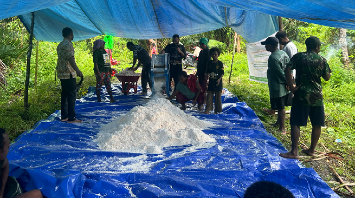 Dosen UNAMIN terapkan inovasi mesin parut sagu kepada petani di Kampung Kampung Yeflio, Kabupaten Sorong, Papua Barat Daya.