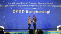 DPRD Banyuwangi menerima Anugerah Progam Ekonomi Terpuji ketegori Prioritas Legislasi Berbasis Kesejahteraan masyarakat.