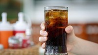 Pemanis buatan di dalam soda berpotensi mengganggu keseimbangan mikroba usus. Efek ini tetap bisa terasa meski kamu memilih jenis soda zero sugar atau tanpa kalori. Foto: Getty Images/eakgrunge