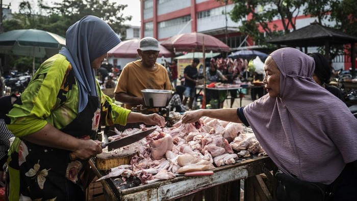 Ekonomi Indonesia Tumbuh 5,04 Persen di Triwulan III 2025, Didorong Konsumsi Rumah Tangga Sejumlah warga berbelanja sayur mayur di Pasar Johar, Semarang, Jawa Tengah, Kamis (6/11/2025). Badan Pusat Statistik (BPS) mencatat perekonomian Indonesia pada triwulan III 2025 tumbuh sebesar 5,04 persen secara tahunan (year on year/yoy), dengan sumber pertumbuhan tertinggi berasal dari konsumsi rumah tangga yang berkontribusi sebesar 53,14 persen terhadap total produk domestik bruto (PDB). ANTARA FOTO/Aprillio Akbar
