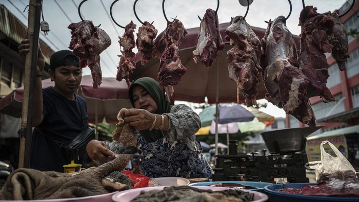 Ekonomi Indonesia Tumbuh 5,04 Persen di Triwulan III 2025, Didorong Konsumsi Rumah Tangga Sejumlah warga berbelanja sayur mayur di Pasar Johar, Semarang, Jawa Tengah, Kamis (6/11/2025). Badan Pusat Statistik (BPS) mencatat perekonomian Indonesia pada triwulan III 2025 tumbuh sebesar 5,04 persen secara tahunan (year on year/yoy), dengan sumber pertumbuhan tertinggi berasal dari konsumsi rumah tangga yang berkontribusi sebesar 53,14 persen terhadap total produk domestik bruto (PDB). ANTARA FOTO/Aprillio Akbar